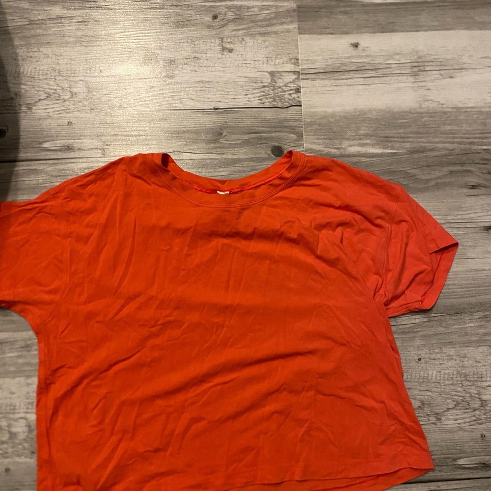 Women's Red cropped lululemon t-shirt